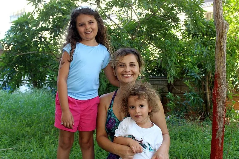 Öykü Arin, annesi ve kardeşi. 