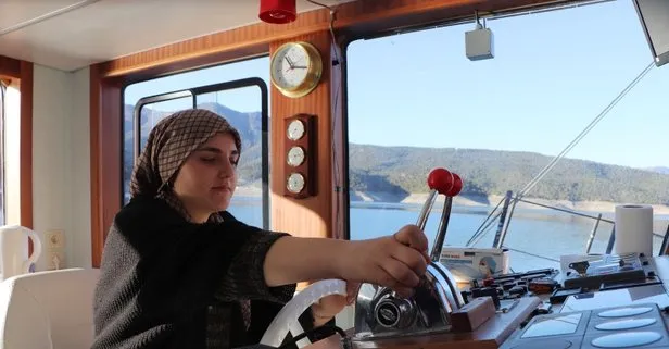 18 yaşındaki Büşra feribot kullanıyor! Hayali kaptan olmak