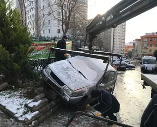 İstanbul’da cadde buz pistine döndü! Araçlar bu hale geldi
