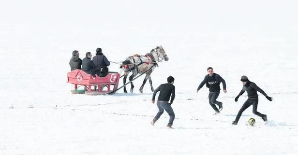 Buz tutmuş gölde futbol oynadılar