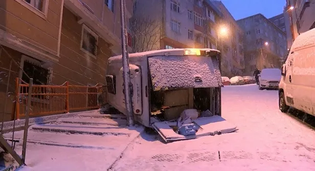 SON DAKİKA: Kağıthane'de sokaklar buz pistine döndü! Kaza anı kamerada-4