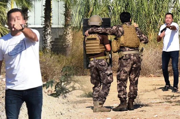 Antalya'da dehşet anları! Namluyu boynuna dayadı, yanına kimseyi yaklaştırmadı...