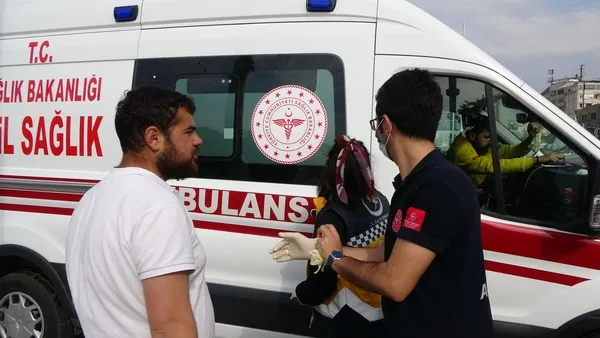 ibb-zabitalari-taksimde-seyyar-saticinin-kafasini-yardi-1618512542315.jpg İBB zabıtaları Taksim'de seyyar satıcının kafasını yardı-2