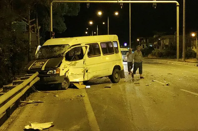 Alkollü minibüs şoförü, TIR'a çarptı