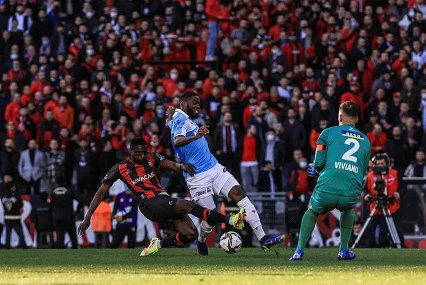 kusursuz-n-besiktas-son-donemde-aldigi-kotu-sonuclarla-taraftarlarini-kahretti-onceki-gun-ahmet-nur-cebi-ve-sergen-yalcin-arasindaki-gorusmenin-detayl-1638227086140.jpeg Zirvede Karadeniz Fırtınası var! Şampiyonluğa adım adım-2