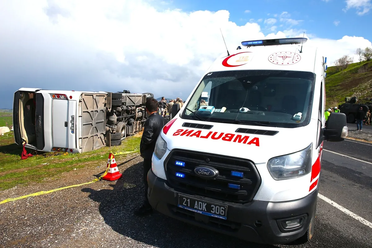 diyarbakirda-midibus-devrildi-olu-ve-yaralilar-var-1776778382554.jpeg Diyarbakır’da midibüs devrildi: Ölü ve yaralılar var-3