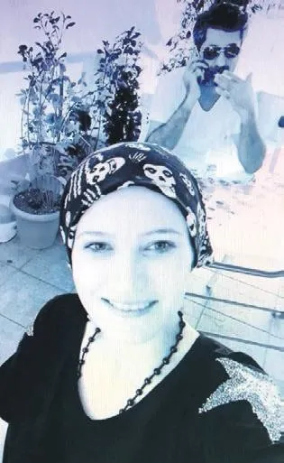 trafikte-yol-verme-kavgasi-yuzunden-tartistigi-kisiye-kursun-yagdiran-sezer-ozturkun-cezasi-belli-oldu-1652391669961.jpeg Trafikte yol verme kavgası yüzünden tartıştığı kişiye kurşun yağdıran Sezer Öztürk'ün cezası belli oldu-3