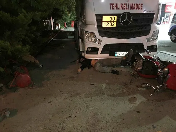 Şişli'de korku dolu anlar! Virajı alamayan motosiklet, akaryakıt tankerinin altına girdi: 1 yaralı-3