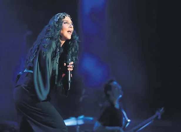 meme-kanserinde-sembol-haline-gelen-pembe-top-9-kez-saha-indi-hava-atisini-unlu-oyuncu-pinar-deniz-gerceklesti-1666480006197.jpeg Meme kanserinde sembol haline gelen Pembe Top 9. kez saha indi! Hava atışını ünlü oyuncu Pınar Deniz gerçekleştirdi-10