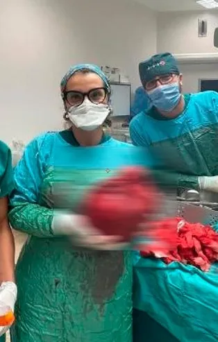 Doktorlar gözlerine inanamadı! Ağrı şikayetiyle gittiği hastanede karnından 6 kiloluk kitle çıkarıldı