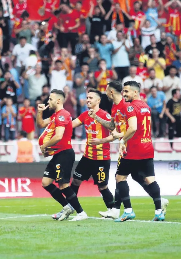 hatayspor-macinda-ters-dusme-sonrasi-kolunda-kirik-olusan-edin-viscanin-sakatligi-cok-buyuk-bir-sok-etkisi-yar-1660428436121.jpeg Hatayspor maçında ters düşme sonrası kolunda kırık oluşan Edin Visca’nın sakatlığı çok büyük bir şok etkisi yarattı-4