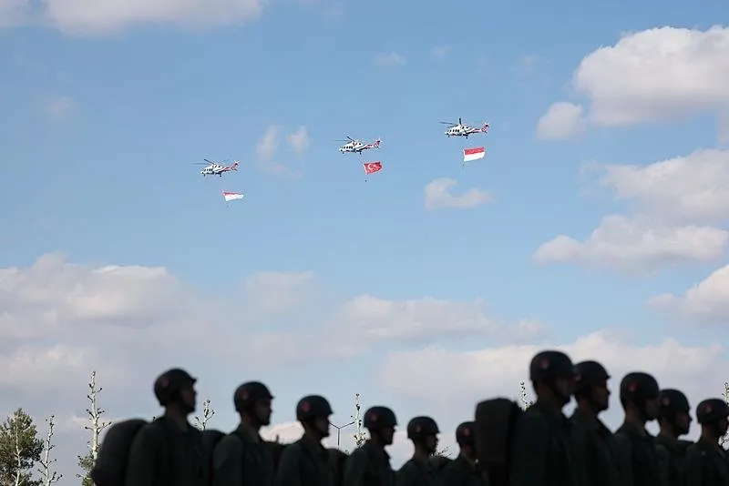 Türk ve Endonezya bayrakları taşıyan 3 Gökbey helikopteri Cumhurbaşkanlığı Külliyesi çevresinde gösteri uçuşu yaptı. (AA)