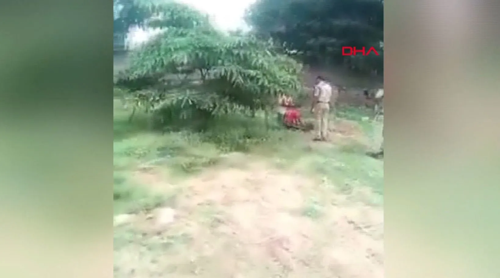 Hindistan'da kan donduran görüntü! Kız bebeği canlı canlı gömmek isteyen dedeye suçüstü - 2