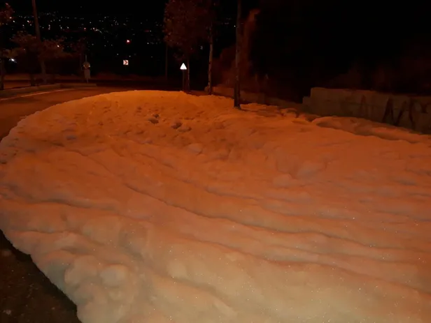 Mahallede gece yarısı kimyasal köpük paniği! Bir anda caddeyi sardı-6