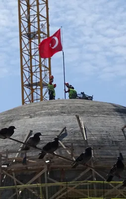 Taksim Camii'ne Türk bayrağı dikildi