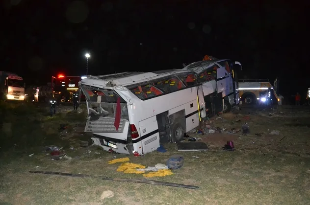 Göçmenleri taşıyan otobüs devrildi