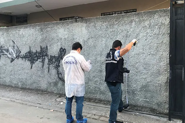 Adana'da hareketli gece! Kaçmak isterken bileği kırıldı