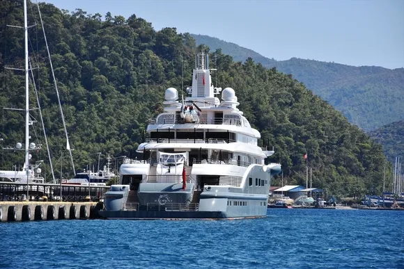 Şeyh Abdullah Al Futtaim’in ’Radiant’ adlı lüks mega yatı Marmaris'te!-1