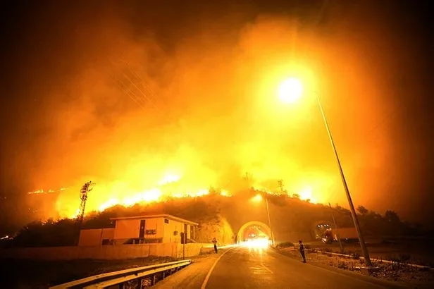 mersindeki-orman-yangininda-son-durum-alevler-karayoluna-ulasti-mudahale-11-ucak-29-helikopter-138-arazoz-15-d-1662590345107.jpg Mersin’deki orman yangınında son durum: Alevler karayoluna ulaştı, müdahale 11 uçak, 29 helikopter, 138 arazöz, 15 dozer, 850 personel ile devam ediyor-13