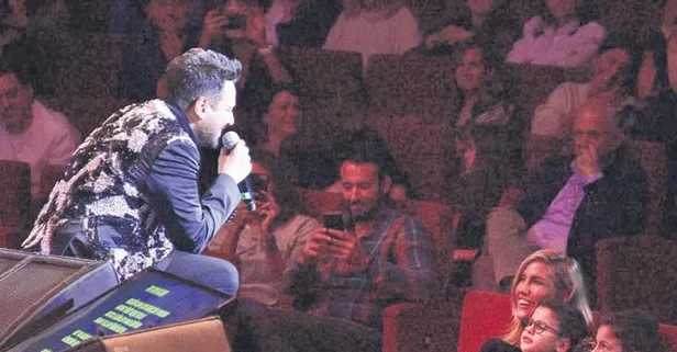 Emre Altuğ'dan en özel konser... Çağla Şıkel ile oğulları Kuzey ve Uzay...