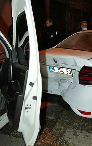 Bursa'da hareketli gece! Patlak lastikli araçla 2 kilometre boyunca kaçtı