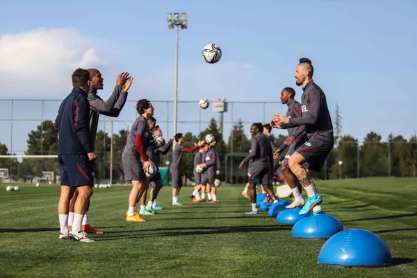 trabzonspor-idmaninda-surpriz-misafir-ugurcan-cakir-15-yasindaki-oglu-kuzeyi-de-getirdi-1649104738240.jpg Trabzonspor idmanında sürpriz misafir! Uğurcan Çakır 1,5 yaşındaki oğlu Kuzey'i de getirdi-4