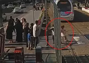Samsun’da tramvayın önüne atlayan kız çocuğunu tişörtünden çekerek kurtardı: O anlar kamerada