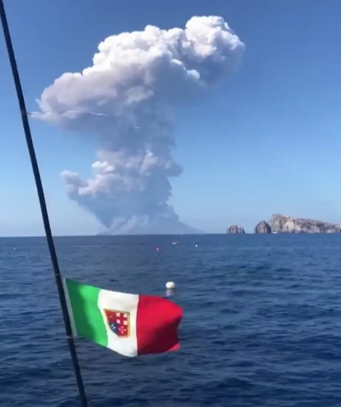 İtalya'da Stromboli Yanardağı'nda art arda patlamalar 1 kişi öldü - 2