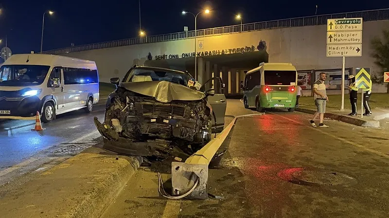 Arnavutköy'de feci kaza! Sürücü direksiyon hakimiyetini kaybetti | Otomobil elektrik direğine çarptı: 1'i çocuk 2 yaralı (İHA)