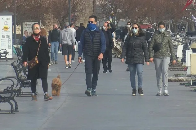 Koronavirüs değişti biz değişmedik! Ölümü hiçe sayıp gezintiye çıktılar...