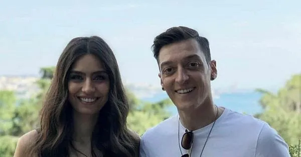 Mesut Özil ve eşi Amine Gülşe Çeşme'de hayranlarıyla bol ...