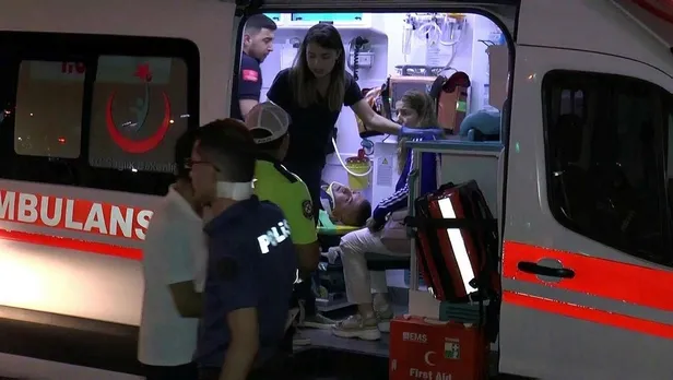 son-dakika-kadikoyde-otomobil-duraga-daldi-cok-sayida-yarali-oldugu-bildirildi-1655597223537.jpeg Kadıköy'de can pazarı! Bir otomobil durağa daldı, 1'i ağır 5 kişiyi yaraladı-3