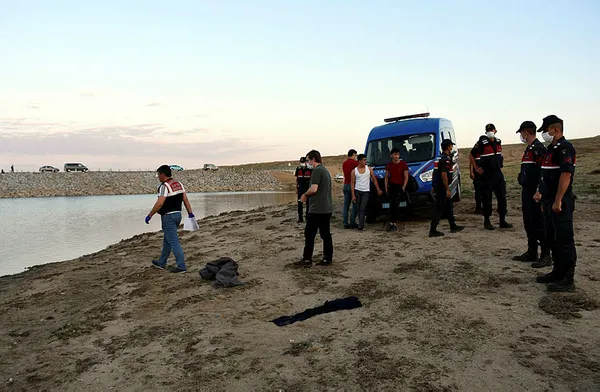 1595182252950.jpg Serinlemek için suya girdi! Eşinin gözü önünde can verdi-1
