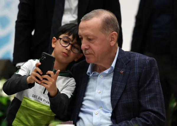 son-dakika-kocaelide-depremzedelerle-iftar-baskan-recep-tayyip-erdogan-masa-oyle-bir-dagilacak-ki-kimse-kalmay-1681583254350.jpg