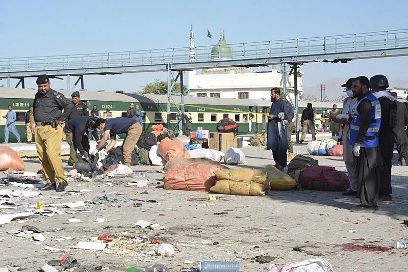 Pakistan'nın güney batısında yer alan Ketta kentindeki tren istasyonunda sabah saatlerinde meydana gelen patlamada en az 26 kişi yaşamını yitirdi. Yerel polis yetkililerinden alınan bilgiye göre patlamada 46 kişi de yaralandı. Yaralılar tedavi için hastanelere kaldırılırken, polis olay yerinde inceleme başlattı. (AA)