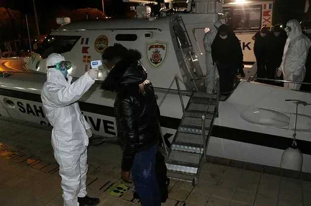 Çanakkale açıklarında 23 sığınmacı kurtarıldı