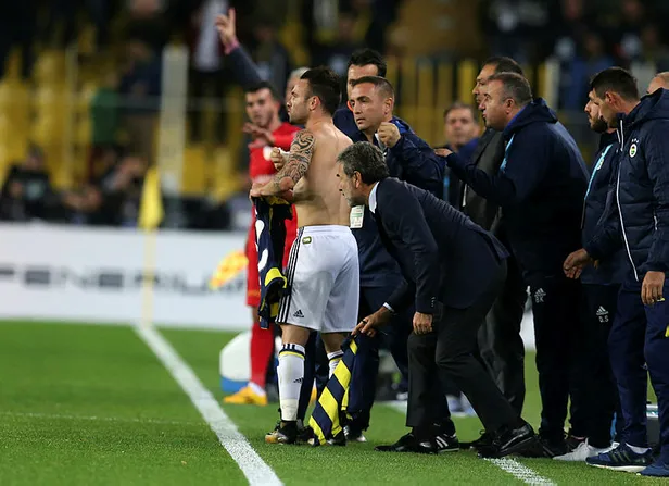 Futbolcular Aykut Kocaman'a kazan kaldırdı-4