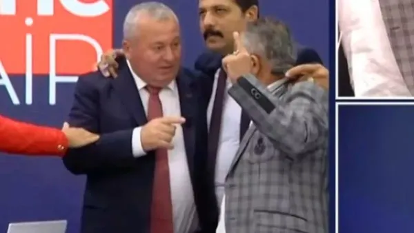 cemal-enginyurtun-saldirdigi-latif-simseke-baskan-erdogandan-gecmis-olsun-telefonu-1660051158676.jpeg Cemal Enginyurt'un saldırdığı Latif Şimşek'e Başkan Erdoğan'dan geçmiş olsun telefonu-2