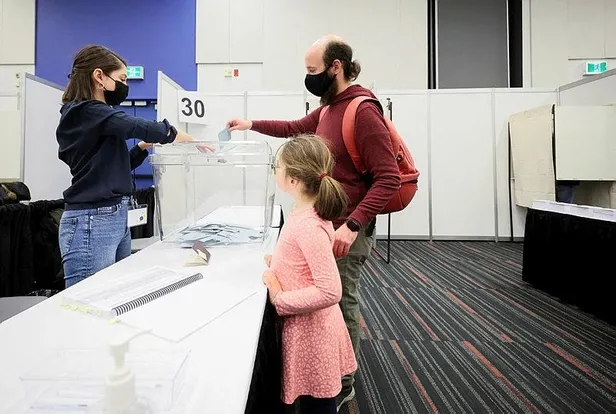 fransizlar-sandik-basina-gidiyor-yeni-cumhurbaskani-kim-olacak-iste-adaylar-1649532017530.jpeg Fransızlar sandık başına gidiyor! Yeni cumhurbaşkanı kim olacak? İşte adaylar-3