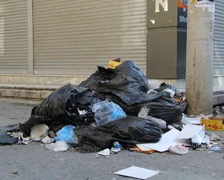 CHPli Bornova Belediyesindeki çöp yığınları vatandaşı isyan ettirdi