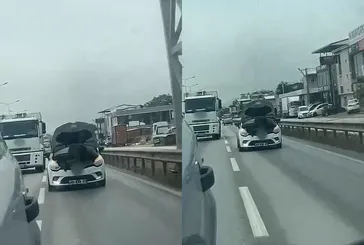 Bursa’da trafikte tehlikeli yöntem! Hareket halindeki otomobilde tamirat