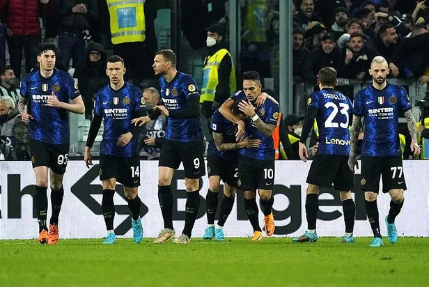İnter'de forma giyen milli futbolcu Hakan Çalhanoğlu attığı golle Juventus'un 16 maçlık serisine son verdi!-6