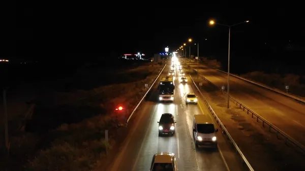 kurban-bayrami-oncesi-trafik-kitlendi-otogarda-adim-atacak-yer-kalmadi-1657232577408.jpg Kurban bayramı öncesi trafik kilitlendi, otogarda adım atacak yer kalmadı! İstanbul trafiğinde son durum...-4