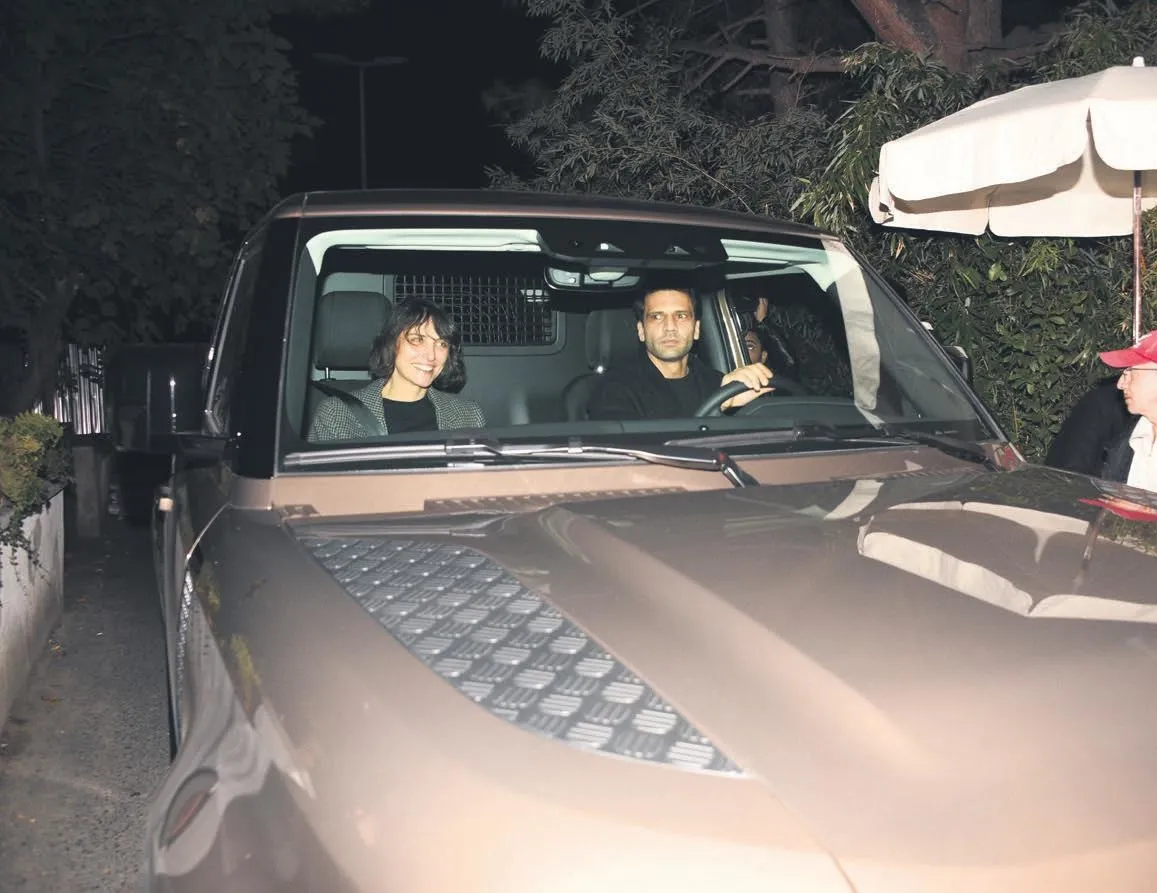 Gazetecilerin aracına çarptı