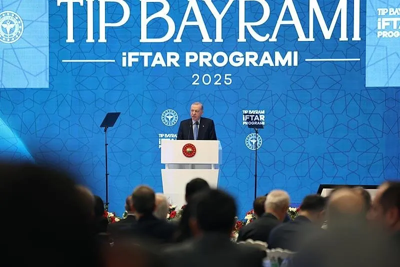 Başkan Recep Tayyip Erdoğan, Başakşehir Çam ve Sakura Şehir Hastanesi'nde sağlık çalışanlarıyla iftar programına katılarak konuşma yaptı. (AA)