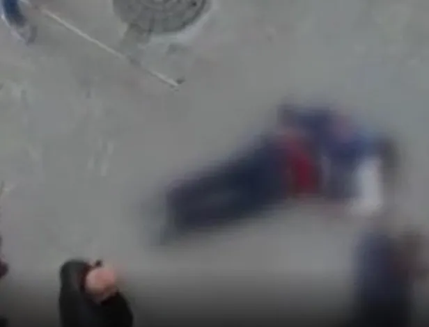 Avcılar'da gündüz vakti kanlı infazın görüntüsü ortaya çıktı! İki motosikletli önce yaraladıkları kişiyi geri gelip öldürdü-2