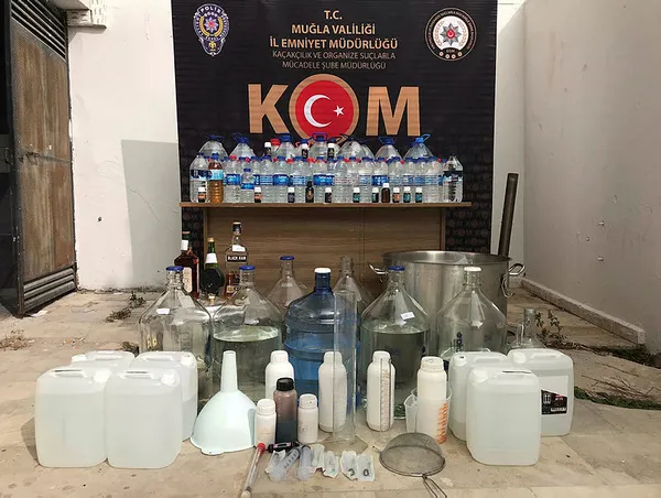 bodrumda-hayatini-kaybeden-3-kisi-sahte-ickileri-bakkal-hayatiden-aldigi-ortaya-cikti-1604469046874.jpg Bodrum'da hayatını kaybeden 3 kişi sahte içkileri bakkal Hayati'den aldığı ortaya çıktı-4