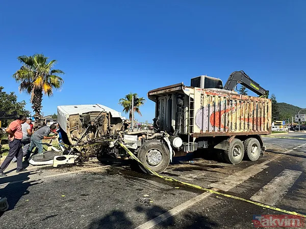 Antalya'da feci kaza: Şoför mahali yerinden koptu - 2