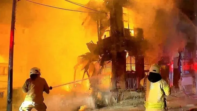 🚨 Beyoğlu'nda yangın paniği: 🔥 2 katlı bina alev alev yandı 🚒