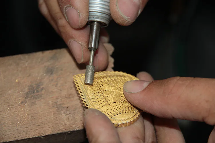 cope-atan-bin-pisman-meger-icinden-cil-cil-altin-cikiyormus-1719468210391.jpg Meğer içinden çil çil altın çıkıyormuş! Çöpe atan bin pişman oluyor-4